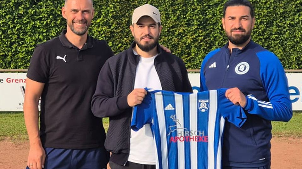 1.	Reiner Ratz (Sportlicher Leiter, links) und Trainer Fatih Cam (rechts) mit Neuzugang Yusuf Cam | Foto: SV Schopfheim