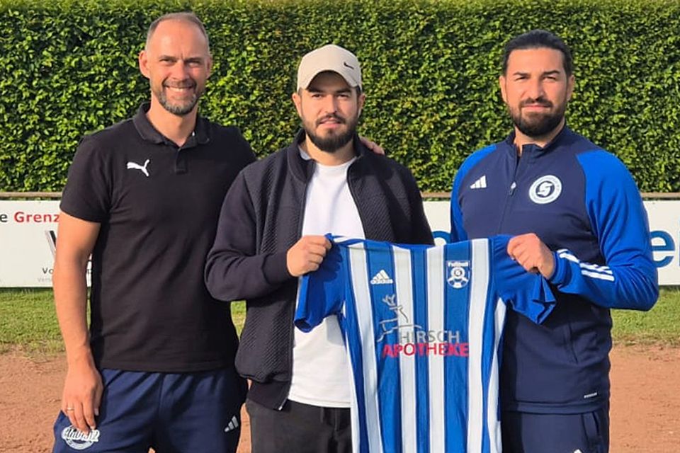 1.	Reiner Ratz (Sportlicher Leiter, links) und Trainer Fatih Cam (rechts) mit Neuzugang Yusuf Cam | Foto: SV Schopfheim