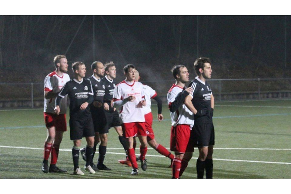 Voll konzentriert in die restliche Saison: die SG Bettringen (schwarze Trikots) im Testspiel gegen Straßdorf.  F: Stadelmaier