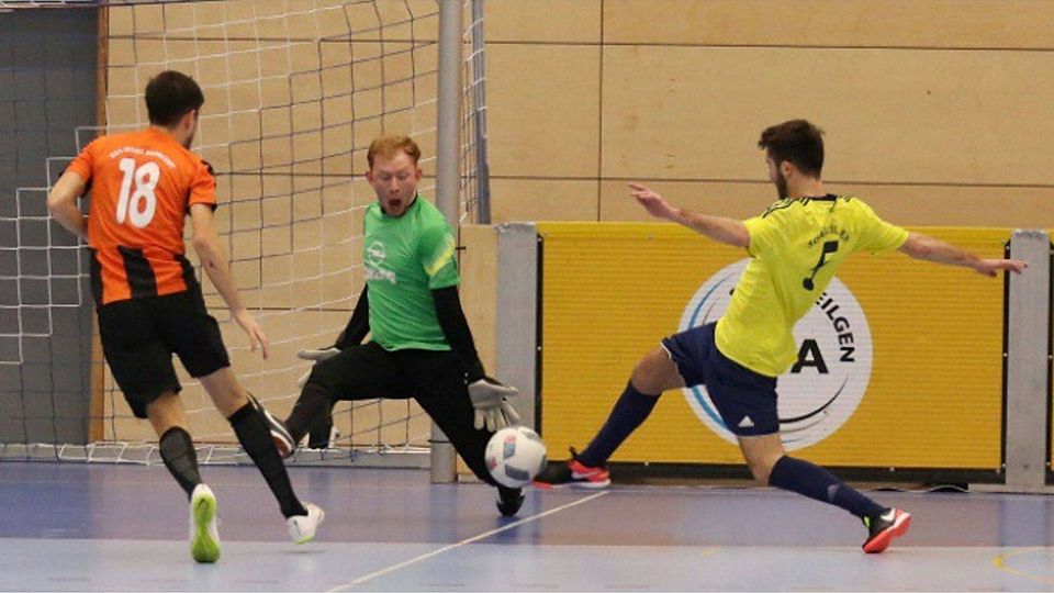 Starker Rückhalt beim alten und neuen Darmstädter Hallenfußball-Stadtmeister Rot-Weiß Darmstadt war Torwart Erik Appel – hier beim 2:1-Erfolg im Finale gegen SG Arheilgen (rechts Özer Kaygusuz). Appel wurde als bester Schlussmann des Turniers ausgezeichnet. Foto: Thomas Zöller