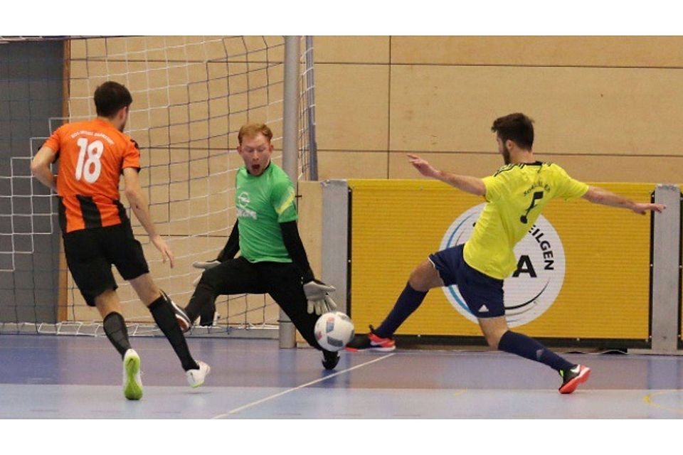 Starker Rückhalt beim alten und neuen Darmstädter Hallenfußball-Stadtmeister Rot-Weiß Darmstadt war Torwart Erik Appel – hier beim 2:1-Erfolg im Finale gegen SG Arheilgen (rechts Özer Kaygusuz). Appel wurde als bester Schlussmann des Turniers ausgezeichnet. Foto: Thomas Zöller