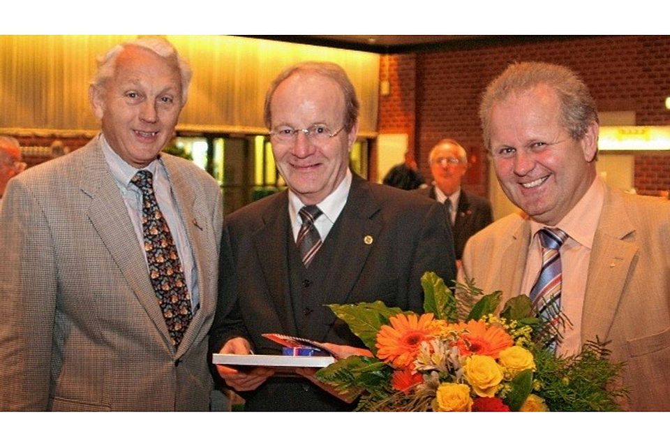 Letzte Ehrung als Funktionär im Jahr 2005: Hans-Ludwig Meyer (damals Vizepräsident, re.) und Hans-Hermann Sütel (damals Schatzmeister, li.) zeichnen Peter Ehlers als Ehrenpräsident des SHFV aus.