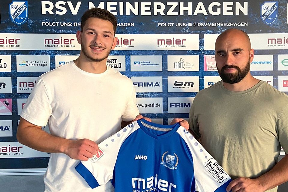 Der neue Stürmer vom RSV Meinerzhagen Triantafilos Vlachos (links) mit Teammanager Serkan Kabasakal.