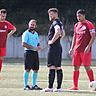 Die Spieler des BSC (rot) vor dem Anstoß gegen Ligakonkurrent Eddersheim III (schwarz)