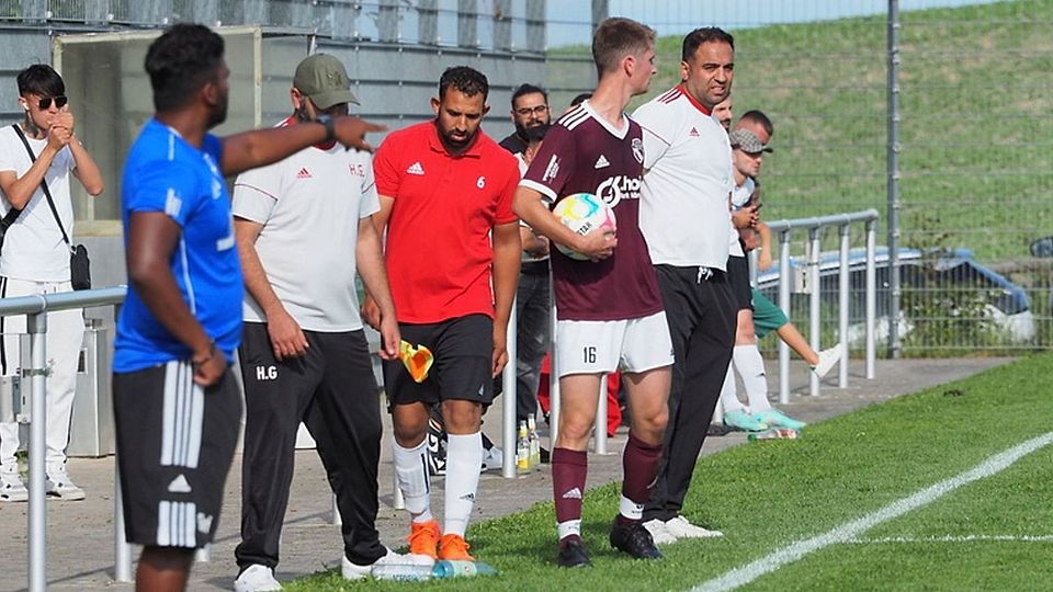 Amer Siala (1.v.r.), Trainer des Bezirksligisten FC Neheim-Erlenbruch. ist für eine lange Zeit von der Seitenlinie verbannt worden.