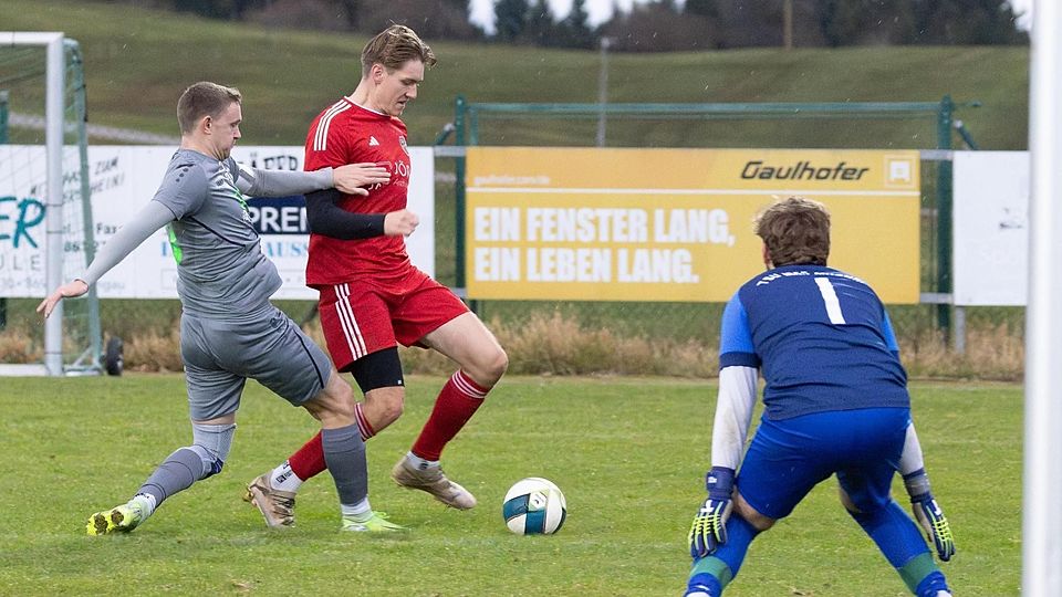 Gleich kommt eine tolle Hereingabe: FC-Spieler Tobias Trainer (in Rot) kurz vor dem Treffer zum 3:0.