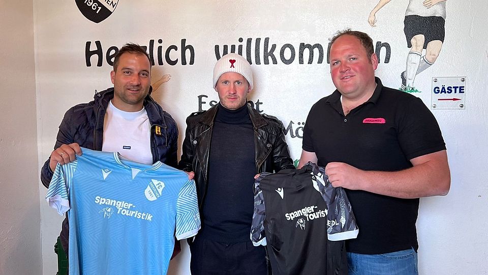 Präsentation des neuen Co-Spielertrainers: Maximilian Schuch (Mitte) mit Ehekirchens Abteilungsleitern Simon Schmaus (links) und Markus Bissinger.