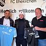 Präsentation des neuen Co-Spielertrainers: Maximilian Schuch (Mitte) mit Ehekirchens Abteilungsleitern Simon Schmaus (links) und Markus Bissinger.