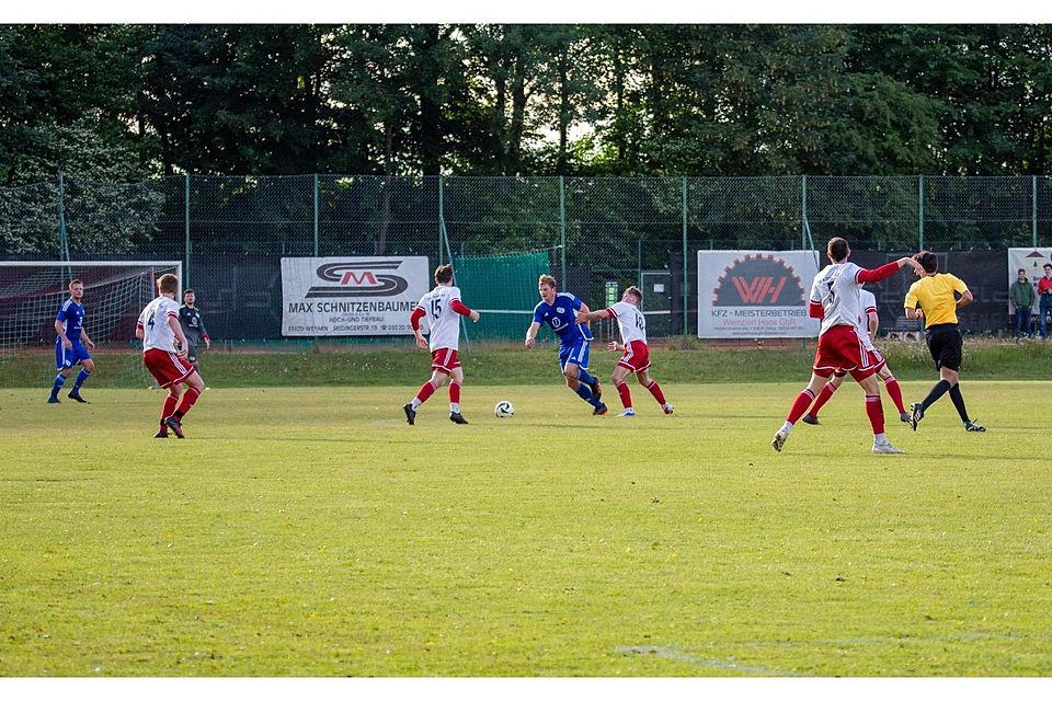 Den Gegner im Griff: Gegen Baiernrain ließ die DJK Darching nicht viele Torchancen zu und gewann mit 2:0.