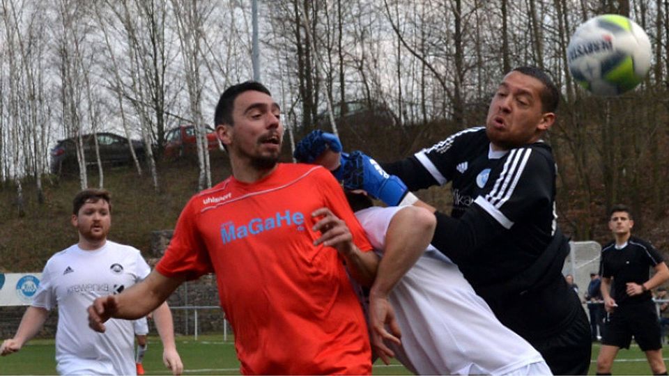 Torwart-Patzer, der Erste: Hackenheims Dennis Monz (rechts) trifft seinen Mitspieler, Alexandru Baltateanu (rot) das Tor. Doch dem TuS gelang die Wende.	Foto: Heidi Sturm