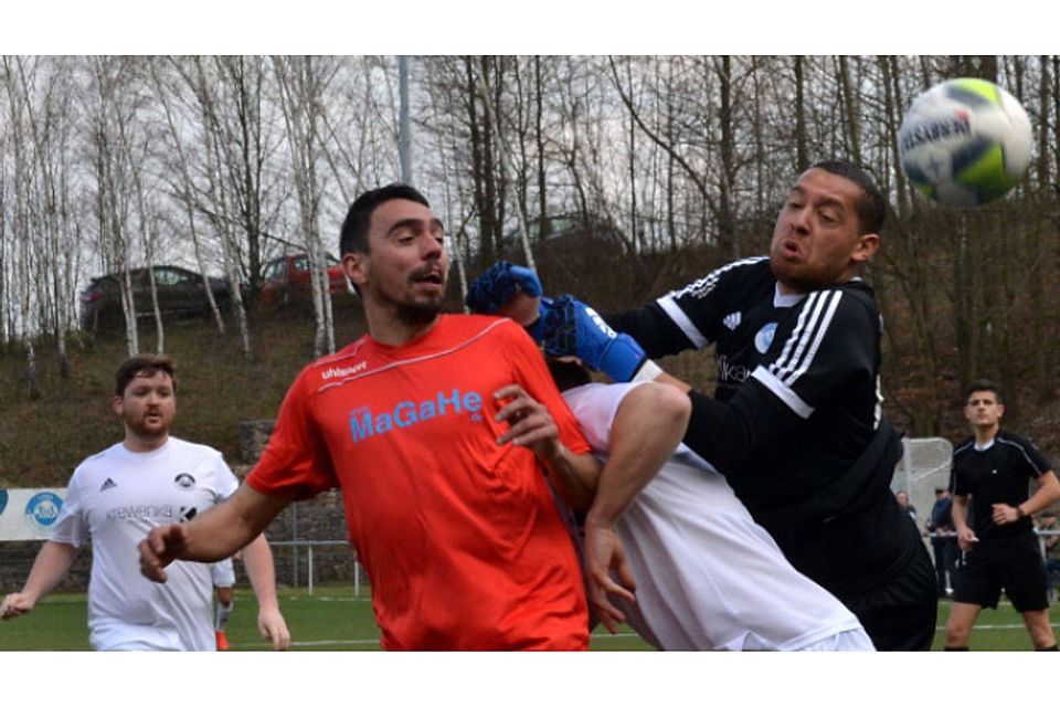 Torwart-Patzer, der Erste: Hackenheims Dennis Monz (rechts) trifft seinen Mitspieler, Alexandru Baltateanu (rot) das Tor. Doch dem TuS gelang die Wende.	Foto: Heidi Sturm