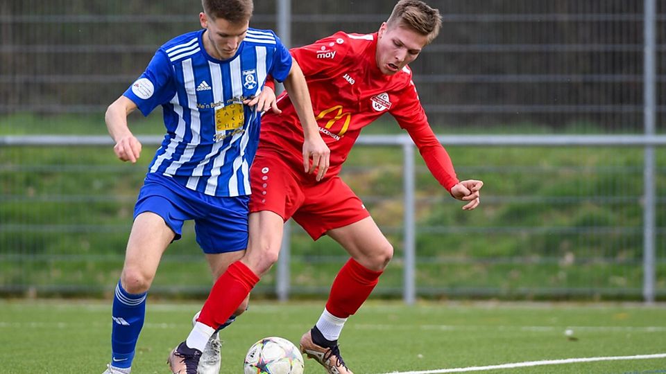 28 Scorerpunkte in dieser Saison für den FC Wallbach: Marc Schäuble (rechts, gegen Tizian Jost vom SV Schopfheim) | Foto: Gerd Gründl