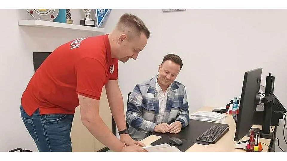 Zuletzt Leiter der Geschäftsstelle des FC Gießen: David Gerisch (links, hier mit FC-Geschäftsführer Michèl Magel) wird neuer Trainer des Biedenkopf Fußball-A-Ligisten SG Versbachtal. (Archivfoto) © FC Gießen