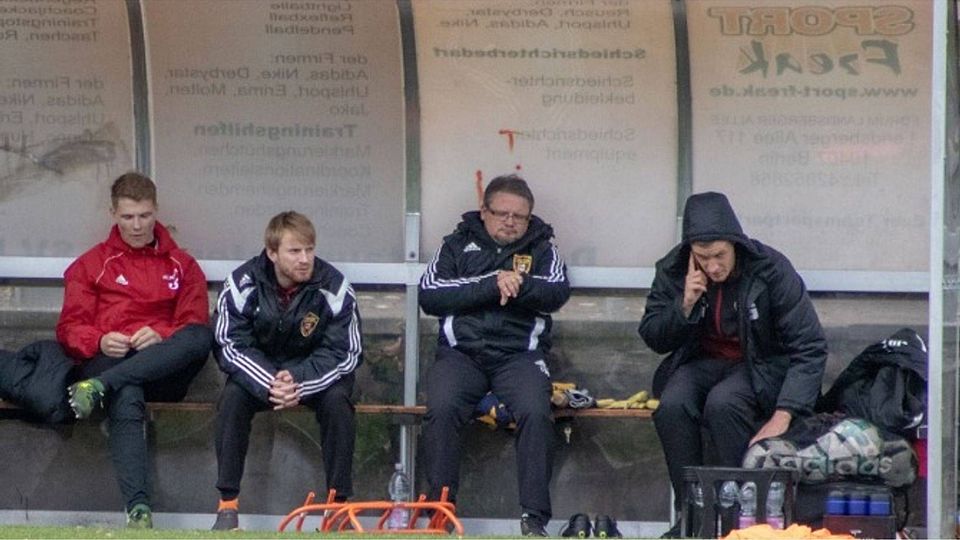 Daniel Fest (2. von rechts) hat heute sein letztes Spiel auf der Bank des 1. FC Lok Stendal verbracht. F: Riemann