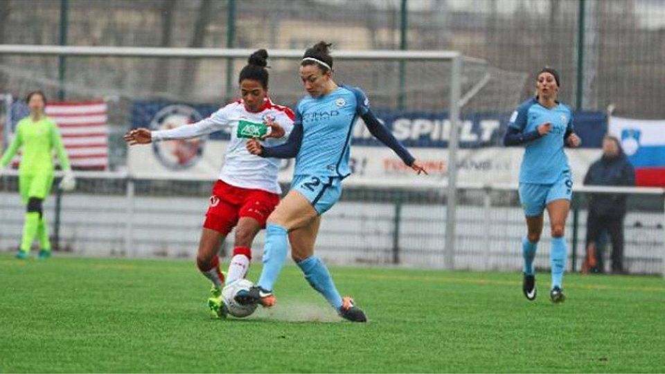 Fuß an Fuß: Potsdams Torschützin Eseosa Aigbogun (links) versucht, sich in diesem Zweikampf gegen Lucy Bronze von Manchester City durchzusetzen.  © Nico Albrecht
