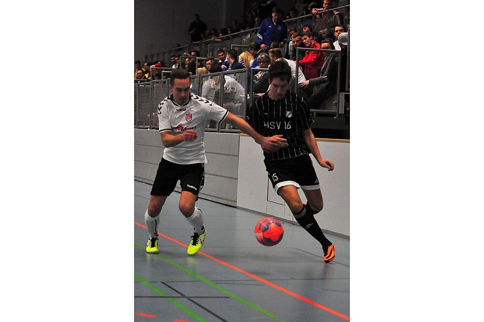 Nicolas Pantke (MTV Dänischenhagen) versucht Tim Mordhorst (Heikendorfer SV) aufzuhalten.