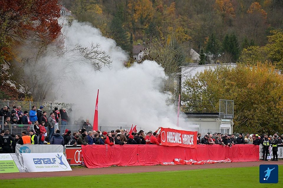 Die Bayern-Fans in Eichstätt ließen in Anlehnung an die Wiederwahl von Präsident Herbert Hainer weißen Rauch aufsteigen. Genutzt hat das der Truppe von Holger Seitz freilich wenig, die Amateure unterlagen deutlich mit 0:3.