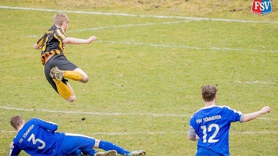 Beim jüngsten 2:1 ging es schon hoch her -  hier wird Rico Moser von Christian Günther abgeräumt (Foto: Dirk Dittrich)
