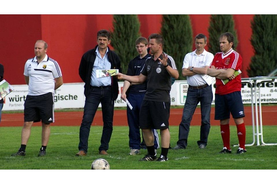 Franz Koller (3. v. re.) bildete hier die anwesenden Vereinstrainer am DFB-Infoabend fort.