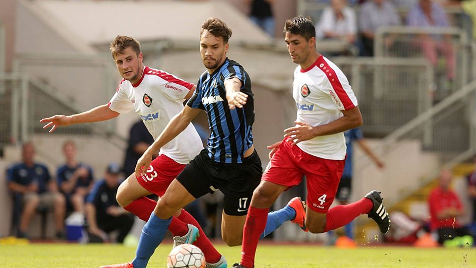 Die Neckarelzer Defensive um Tobias Keusch und Ugurtan Kizilyar steht, doch in der Offensive hakt es bei der Hogen-Elf. F: Schwarz