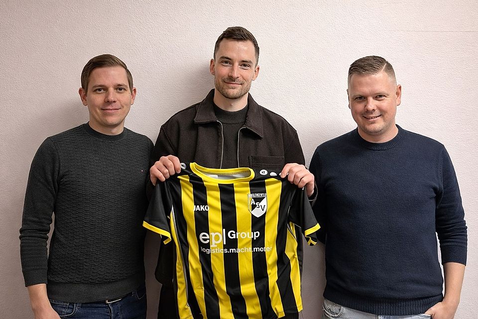 Das künftige ASV-Trainerteam um Matthias Rascher (rechts) und Martin Mühlberger (links) nimmt Neuzugang Michael Drechsler in seine Mitte.