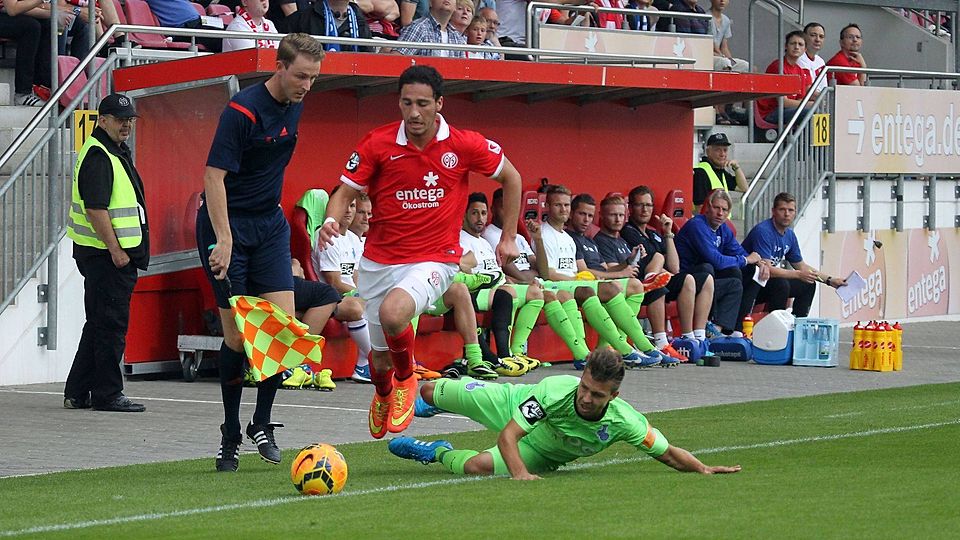 Der Ex-05er Mounir Bouziane, hier noch im Mainzer Trikot, kehrt mit Cottbus an den Bruchweg zurück.	Archivfoto: hbz/Sämmer