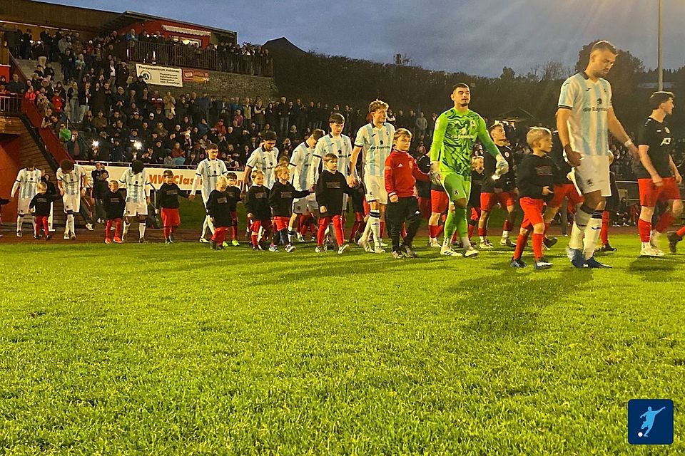 Volle Ränge in Hauzenberg: Der Besuch der Junglöwen lockte 1.050 Zuschauer ins Staffelbergstadion. Volle Ränge in Hauzenberg: Der Besuch der Junglöwen lockte 1.050 Zuschauer ins Staffelbergstadion.