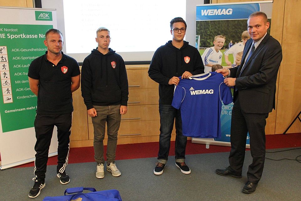 Der Hagenower SV holte in der Saison 2014/2015 die Meisterschaft in der WEMAG-Liga der B-Junioren. Aus den Händen von WEMAG-Vertriebsleiter Michael Hillmann (re.) gab es auf der Meister- und Bestenehrung des Landesfußballverbandes einen neuen Trikotsatz. Foto: LFV/Robert French