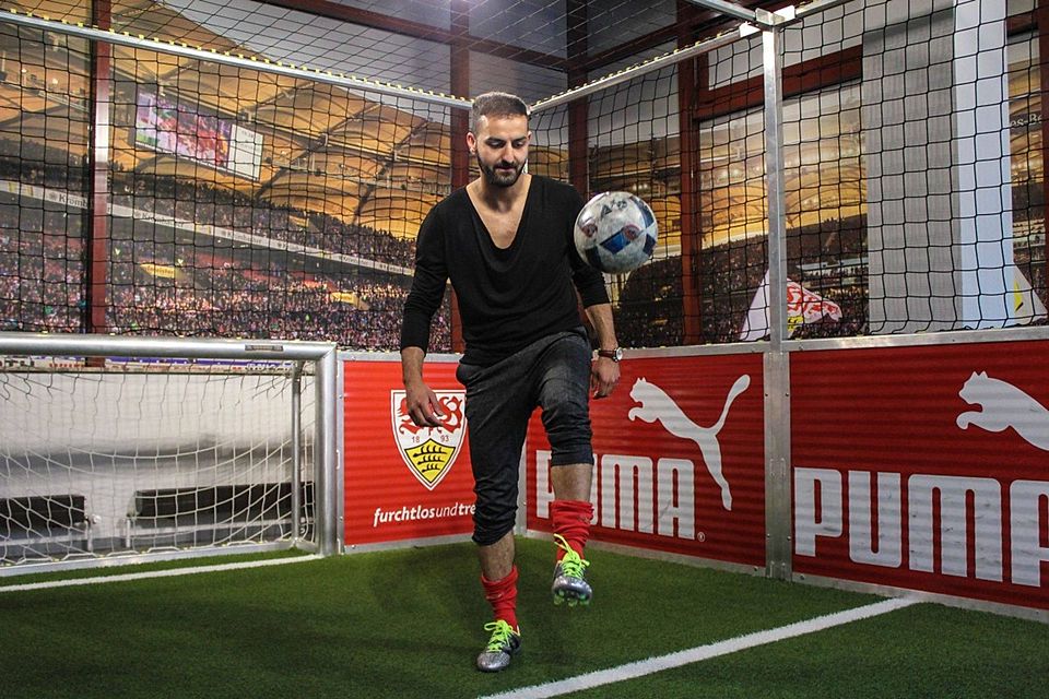 Fatih Özkahraman probiert seine neuen Schuhe bei Citysoccer aus. Foto: Frey