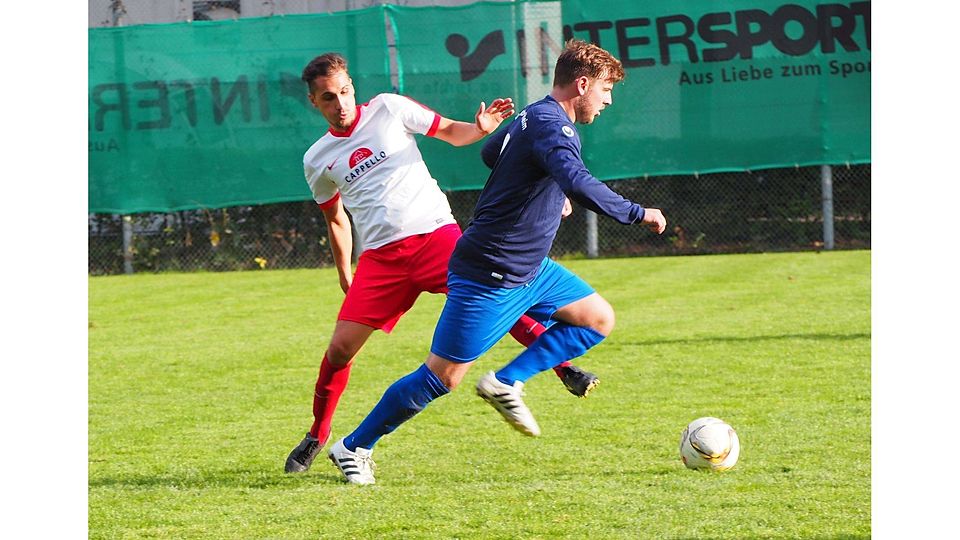 Im Zweikampf: Cannstatts Jorge Coelho gegen Christoph Stegbauer (VfB Obertürkheim) Foto: Dominik Florian