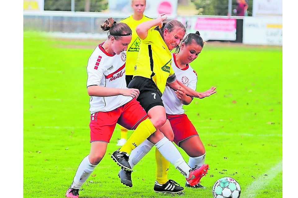 Von zwei Gegenspielerinnen hart bedrängt: Alemannias Kapitänin Verena Keusgen (Mitte).