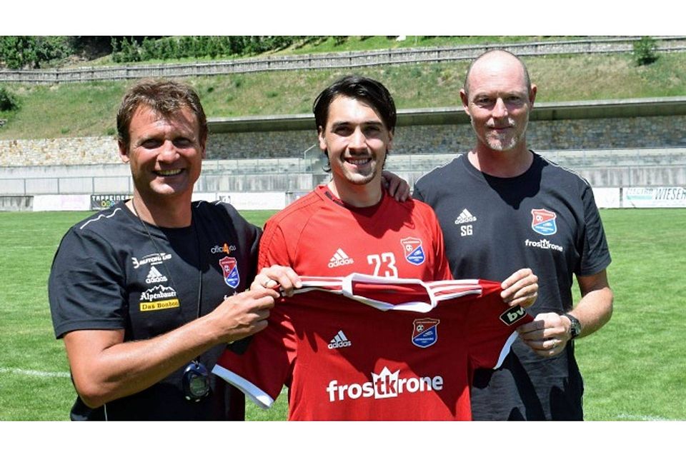 Im Bild von links nach rechts: Chef-Trainer Claus Schromm, Markus Schwabl und Co-Trainer Steffen Galm. Foto: SpVgg Unterhaching Im Bild von links nach rechts: Chef-Trainer Claus Schromm, Markus Schwabl und Co-Trainer Steffen Galm. Foto: SpVgg Unterhaching