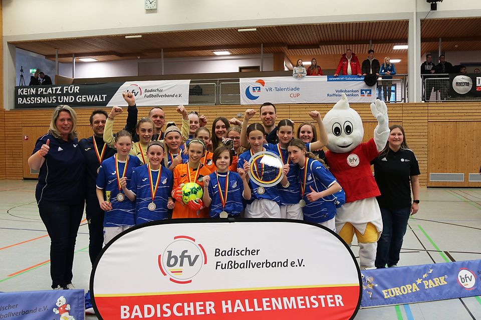 Die D-Juniorinnen der TSG Hoffenheim freuen sich über ihren Coup.