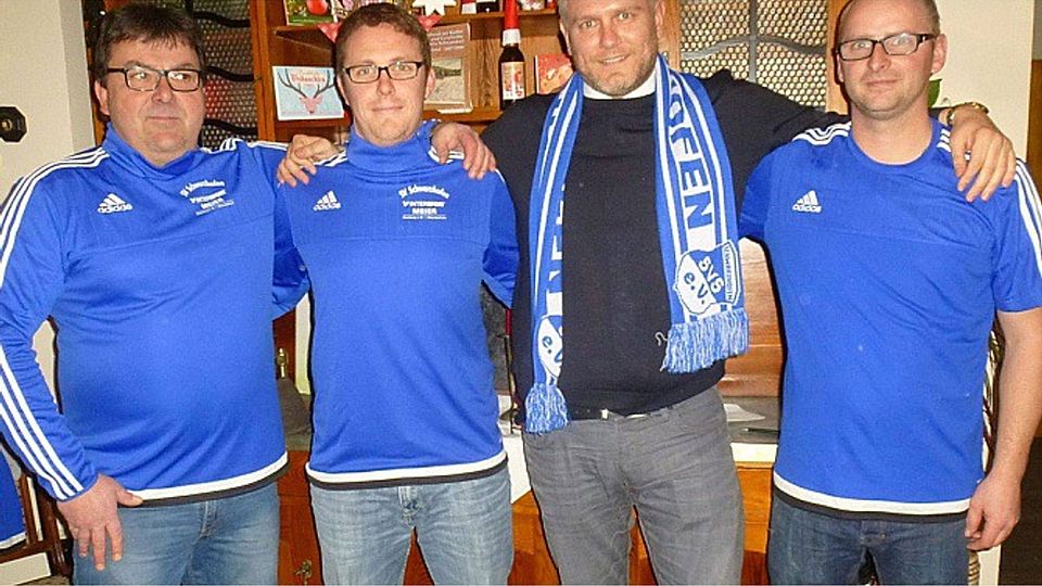 Das neue Trainerduo Rolf Hermes und Christian Hechtl mit 1. Vorsitzendem Rüdiger Hügel und Abteilungsleiter Marco Schmidtke (v.li.). Foto: gma