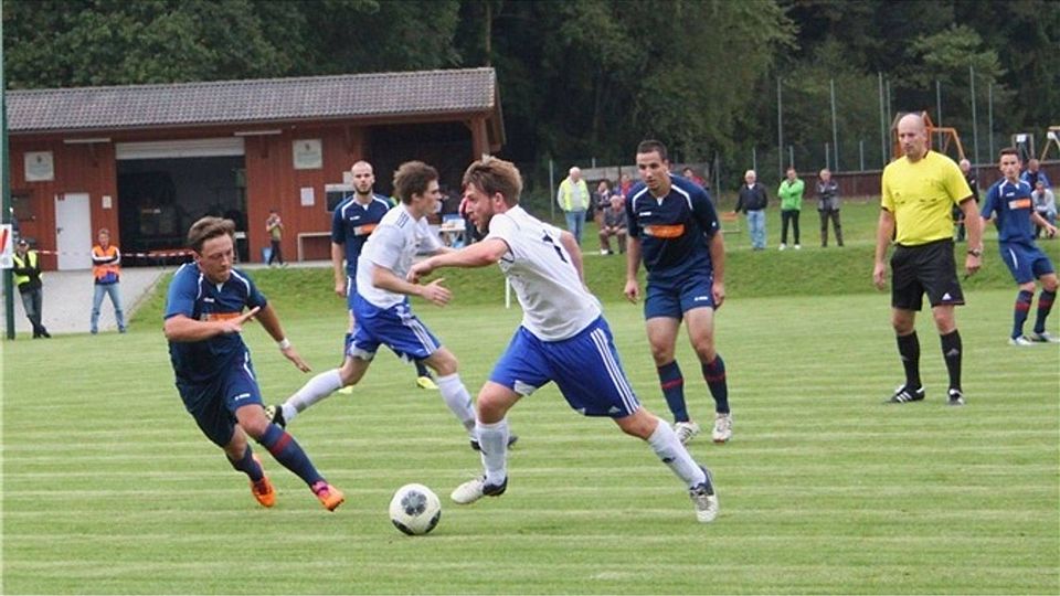 Raphael Zeilhofer (am Ball) kickte für den TSV Bad Abbach und seinen Heimatverein TSV Langquaid in der Landesliga. Archivfoto: Roloff