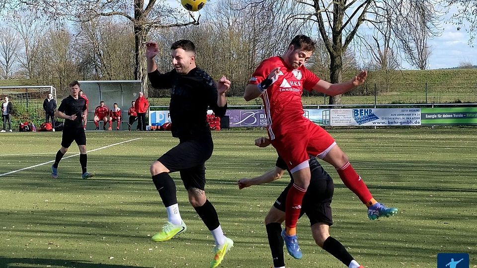 Fortuna Müllekoven (schwarz) besiegte den TSV Wolsdorf knapp.