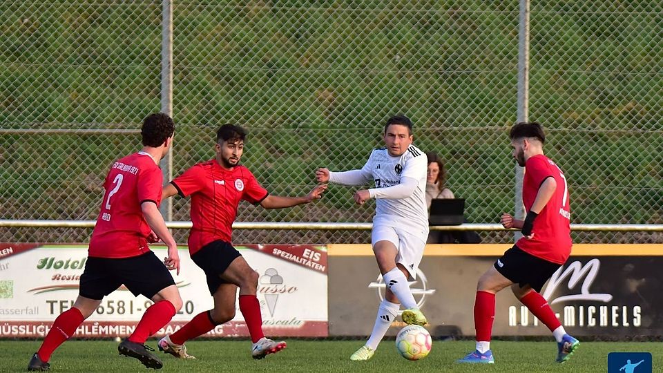 Raus aus dem Titelrennen, aber hochmotiviert vor dem Duell bei Eintracht Trier II: der FSV Salmrohr (in Rot)