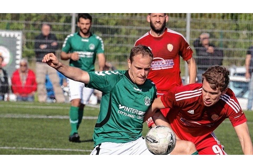 Energischer Zweikampf: VfB-Routinier Nils Lange (links) im Duell mit Dornbreites Norman Bierle. Foto:Jürgensen