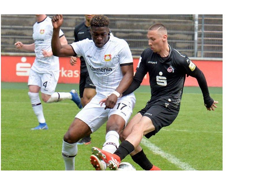 Leverkusens Kevin Bukusu (links) erzielte  den entscheidenden Treffer, als Bayer 04 und der 1. FC Köln  um Darko Churlinov (rechts) vor einer Woche in der Meisterschaft gegeneinander spielten.
