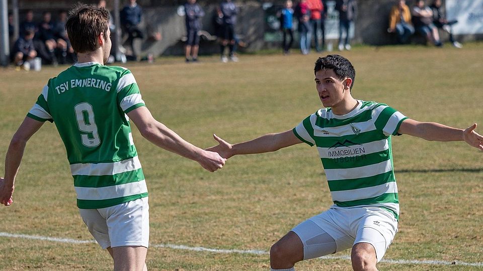 Komm in meine Arme: Emmerings Vorlagengeber Thomas Leykam empfängt den Torschützen zum 1:0, Michael Niedermaier, zum gemeinsamen Jubeln.