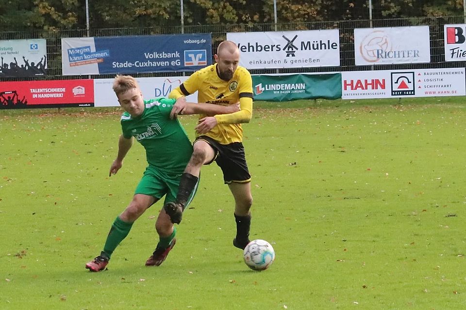 Himmelpfortens Nino Henne (rechts), hier in einem Spiel der letzten Saison, traf dreimal in Apensen.