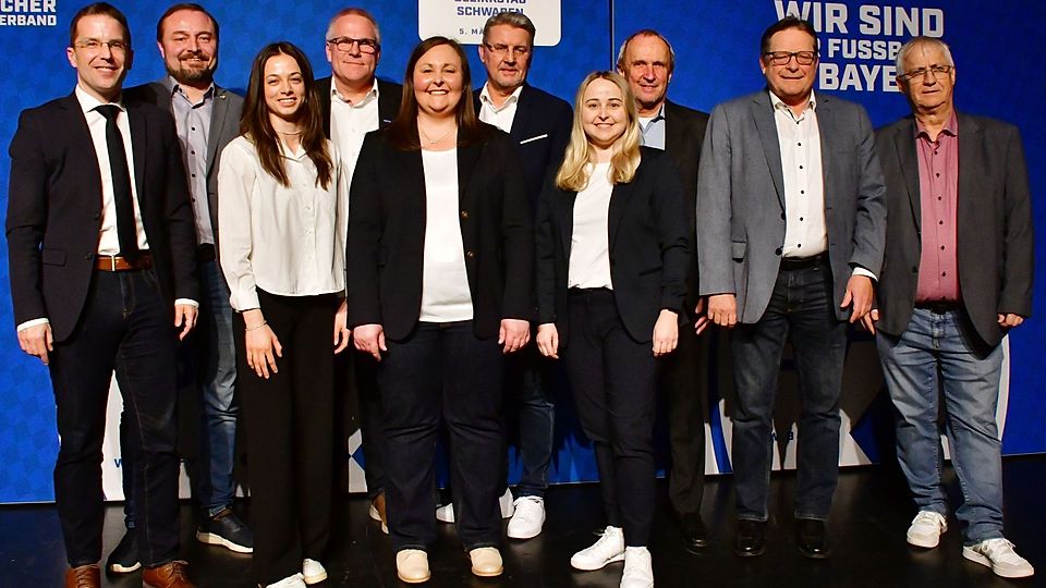 Sie führen die schwäbischen Fußballer bis 2030 (von links) Präsident Christoph Kern, Schiedsrichter-Obmann Thomas Färber, U30-Mitglied Noa Siegel, Kreisvorsitzender Augsburg Thomas Küntzel, Bezirksvorsitzende Sabrina Hüttmann, Bezirks-Sportgerichtsvorsitzender Martin Meyer, Frauen- und Mädchenvorsitzende Tina Lechner, Bezirks-Jugendleiter Paul Reitzle, Kreisvorsitzender Donau Rainer Birkhahn und Kreisvorsitzender Allgäu Karl-Heinz Giegerich.