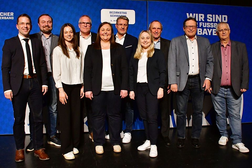 Sie führen die schwäbischen Fußballer bis 2030 (von links) Präsident Christoph Kern, Schiedsrichter-Obmann Thomas Färber, U30-Mitglied Noa Siegel, Kreisvorsitzender Augsburg Thomas Küntzel, Bezirksvorsitzende Sabrina Hüttmann, Bezirks-Sportgerichtsvorsitzender Martin Meyer, Frauen- und Mädchenvorsitzende Tina Lechner, Bezirks-Jugendleiter Paul Reitzle, Kreisvorsitzender Donau Rainer Birkhahn und Kreisvorsitzender Allgäu Karl-Heinz Giegerich.