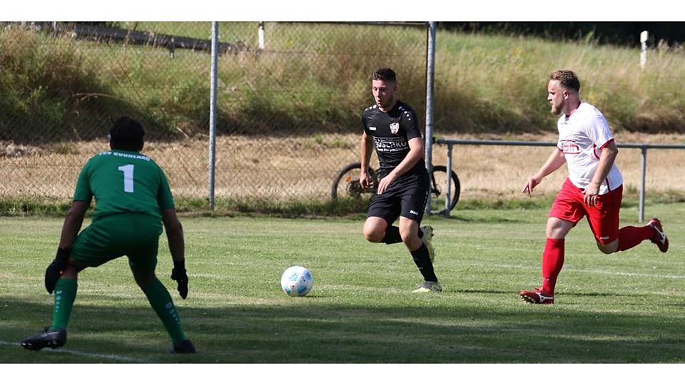 Kurzen Prozess machten Viktor Vielwock (M.) und die SG Silberg/Eisenhausen beim 5:1-Hinspielsieg mit Aufsteiger FSV Buchenau und Torwart Damjan Canovic und Fabian Freund. © Jens Schmidt