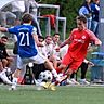 Matteo Enders (r.) ging mit RW Walldorf im Hessenliga-Duell bei der U21 von Darmstadt um Toni Hartelt leer aus. 	Foto: Uwe Krämer