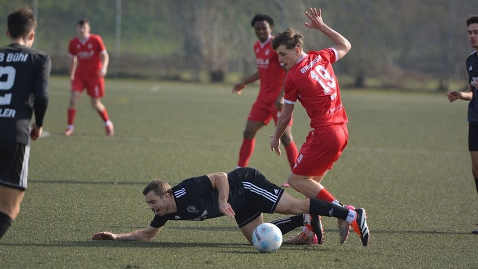 Der Offenburger Lukas Jäger (rote Spielkleidung) und seine Teamkollegen kamen in Rastatt über ein 1:1 nicht hinaus.