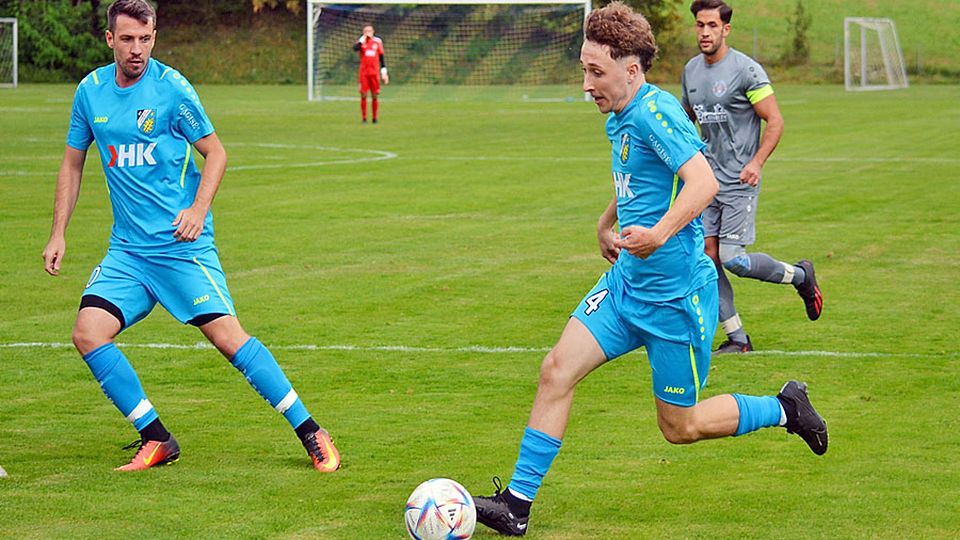 Tobias Ullmann (am Ball) und Dejan Mijailovic feierten mit dem SV Cosmos Aystetten einen 1:0-Arbeitssieg gegen den SV Türkgücü Königsbrunn und verteidigten damit die Tabellenführung. 