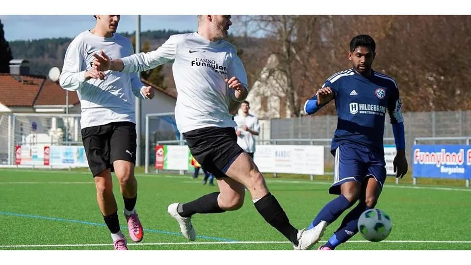 Auch im anstehenden Abstiegskracher der Fußball-Kreisoberliga gegen den SSV Medenbach sollen die Pässe von Aljoscha Riedl (M.) für den FC Burgsolms II ankommen. © Isabel Althof