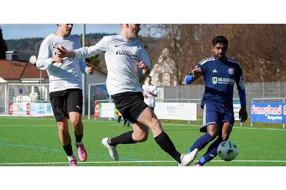 Auch im anstehenden Abstiegskracher der Fußball-Kreisoberliga gegen den SSV Medenbach sollen die Pässe von Aljoscha Riedl (M.) für den FC Burgsolms II ankommen. © Isabel Althof