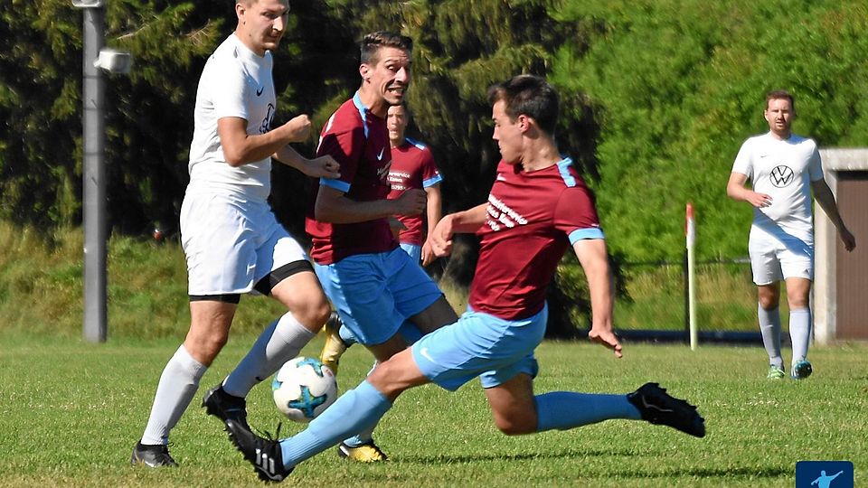 Mit dem 4:1 in Grafenwöhr landete die Reserve des FC Weiden-Ost (in Weiss) einen wichtigen Auswärtsdreier im Kampf um den Klassenerhalt.